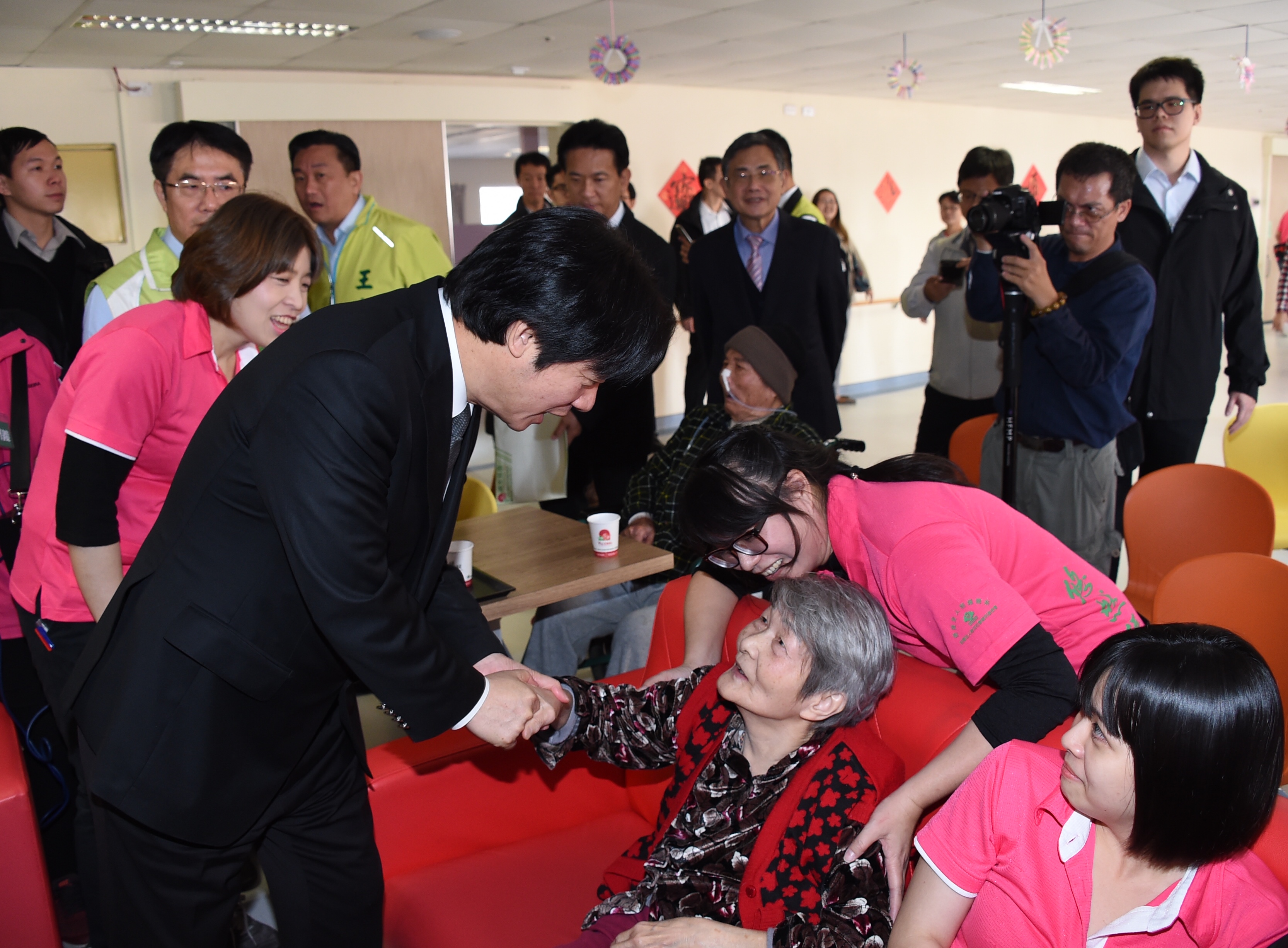 賴揆率行政團隊訪台南  盼落實長照2.0與前瞻基礎建設