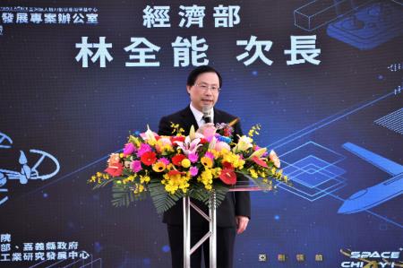 2023年12月11日行政院副院長鄭文燦出席「無人機產業發展專案辦公室揭牌儀式」　共8張