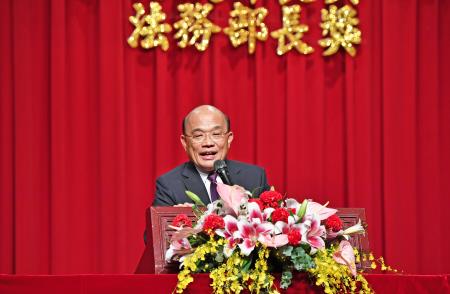 2020年8月26日行政院長蘇貞昌出席108年調解案件榮獲中央各獎項績優人員表揚大會　共4張