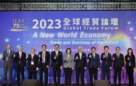 2023年6月12日行政院副院長鄭文燦出席「2023全球經貿論壇」　共4張
