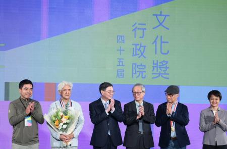 2026年8月5日行政院長卓榮泰出席「第45屆行政院文化獎頒獎典禮」 　共8張