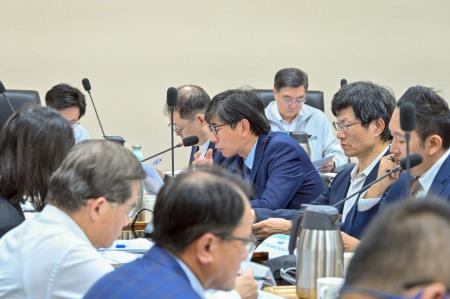 2026年5月25日行政院長卓榮泰主持因應中東衝突民生安定專案會議 　共2張