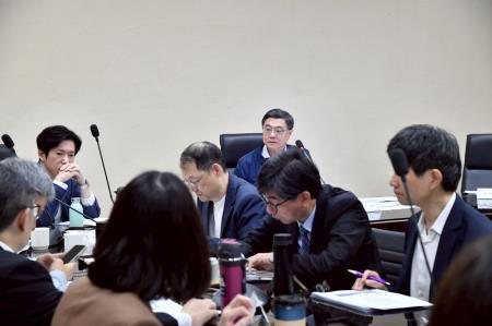 2026年4月13日行政院長卓榮泰主持因應中東衝突民生安定專案會議 　共4張