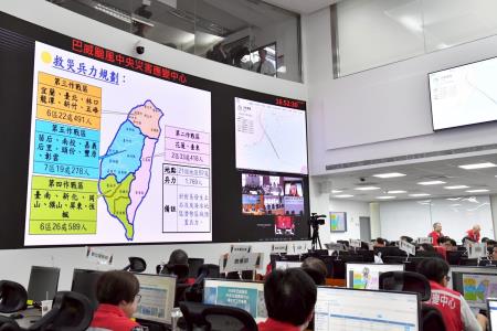 2026年7月9日行政院長卓榮泰視導巴威颱風中央災害應變中心 　共5張