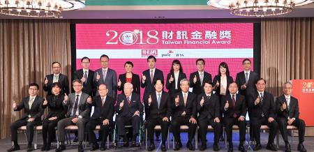 107年10月17日行政院長賴清德出席2018財訊金融獎券獎典2