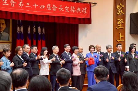 2026年4月24日行政院長卓榮泰出席立法院厚生會第34屆會長交接典禮 　共5張