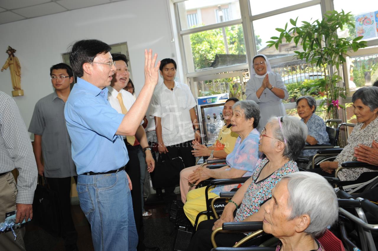 劉兆玄院長拜訪私立聲遠老人養護所 共2張 　共2張
