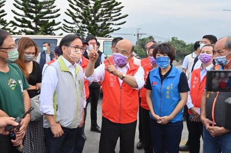 2022年9月19日行政院長蘇貞昌視察鹿野寶華大橋受損情形