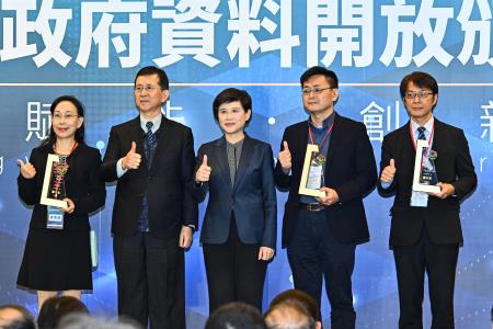 2025年3月10日行政院副院長鄭麗君出席113年政府資料開放頒獎典禮4　共7張