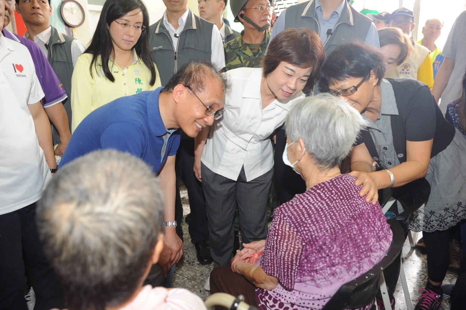 林揆探視安置長者指示儘速協助民眾恢復以往生活
