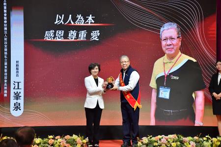 2025年12月10日行政院副院長鄭麗群出席114年度衛福部金顧獎表揚典禮 　共6張