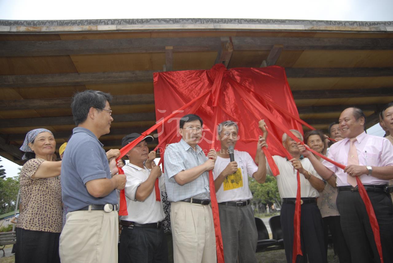 劉兆玄院長訪視十大經典農村「蘇澳港邊社區」為具環保概念的「嶺腳車站」公車站主持揭牌 共2張 　共2張