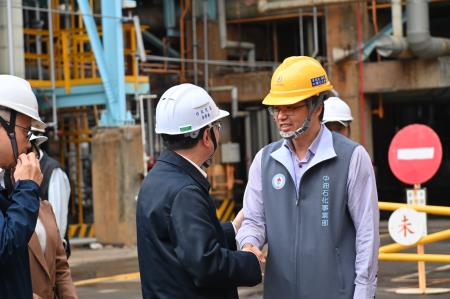 2026年4月1日行政院長卓榮泰視察中油林園石化廠　共7張