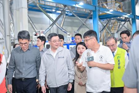 2025年7月5日行政院長卓榮泰視察斗南鎮農會精米工場公糧儲備情形-6 　共8張