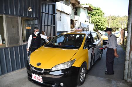 2020年2月19日行政院副院長陳其邁視察計程車業者防疫整備情形S__121503789 _3_　共3張