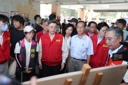2025年9月28日行政院長卓榮泰視察花蓮光復鄉雨水下水道及側溝淤積情形　共13張