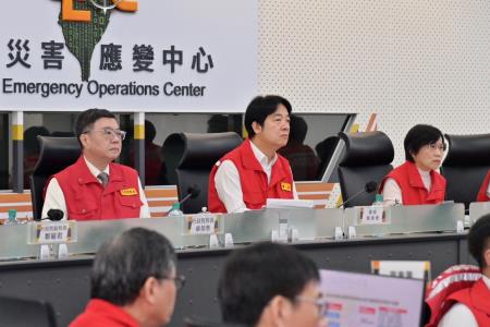 2024年10月31日行政院長卓榮泰陪同總統視導康芮颱風中央災害應變中心第五次工作會報。　共7張