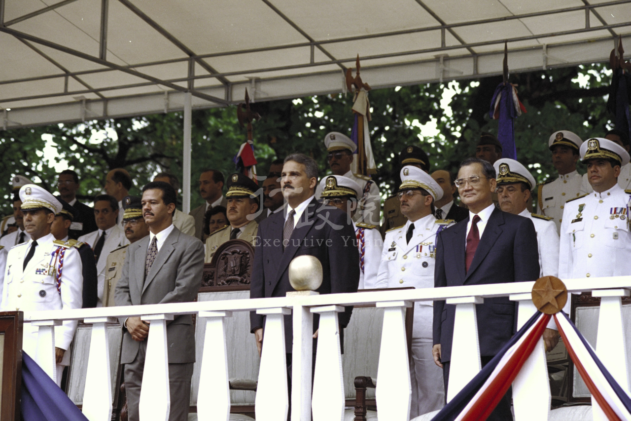1996年8月12日連戰副總統兼行政院長參加多明尼加總統費南德斯就職典禮──檢閱 共1張 　共1張