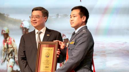 2025年11月3日行政院長卓榮泰出席「114年搜救有功人員表揚暨AI智慧搜救派遣系統中程計畫成果記者會」　共8張