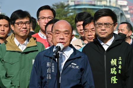 2023年1月13日行政院長蘇貞昌視察前鎮漁港建設計畫推動情形　共3張