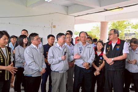 2025年10月25日行政院長卓榮泰關心收容安置居民並聽取中長期安置報告 　共6張
