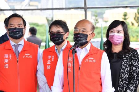 2021年10月25日行政院長蘇貞昌出席「淡江大橋及其連絡道路2K+606~5K+000段 新建工程主線」通車典禮S__150478860　共5張