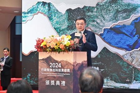 2024年12月18日行政院長卓榮泰出席「2024年行政院傑出科技貢獻獎」頒獎典禮S__21881031_0　共6張