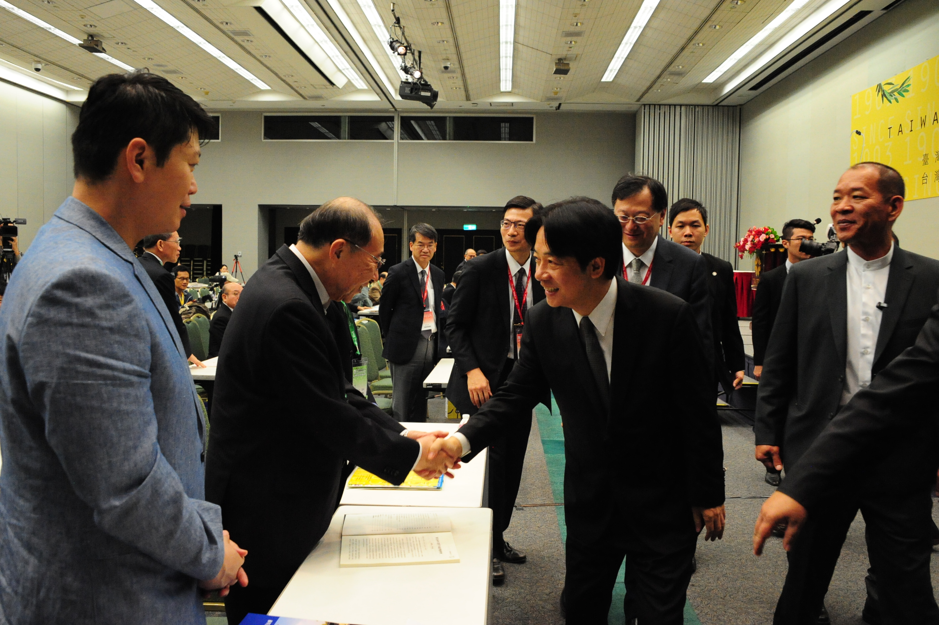 賴揆籲請醫界協助推動長照2.0、生技產業及醫療行政管理資訊化　共5張