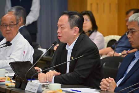 2025年4月13日行政院長卓榮泰出席高雄產業座談會_8 　共10張