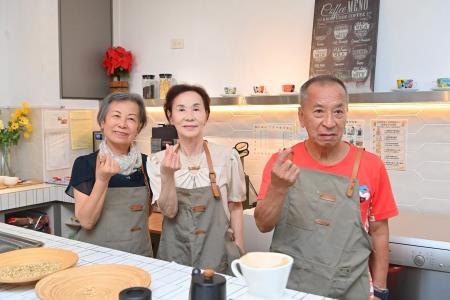 2026年8月15日行政院長卓榮泰參訪左鄰秀家人照顧咖啡館 　共8張