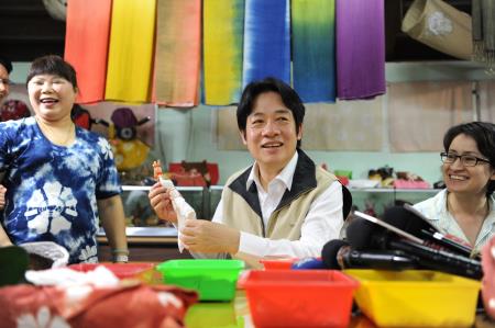 參訪客家文物館體驗染布