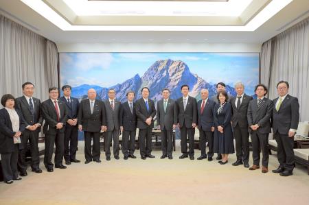 2026年3月25日行政院長卓榮泰接見「日本台灣親善協會」會長衛藤征士郎前眾議員一行 　共6張