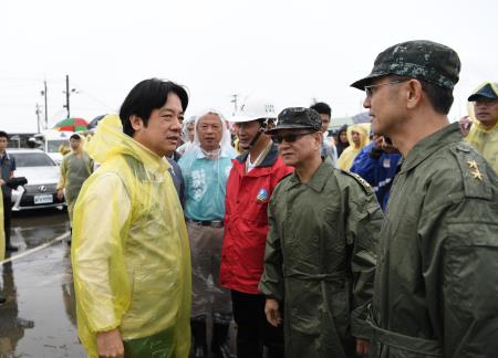 行政院長賴清德視察新十全駕訓班附近淹水水退情形1