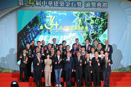 2026年9月3日行政院長卓榮泰出席「第34屆中華建築金石獎」頒獎典禮 　共4張