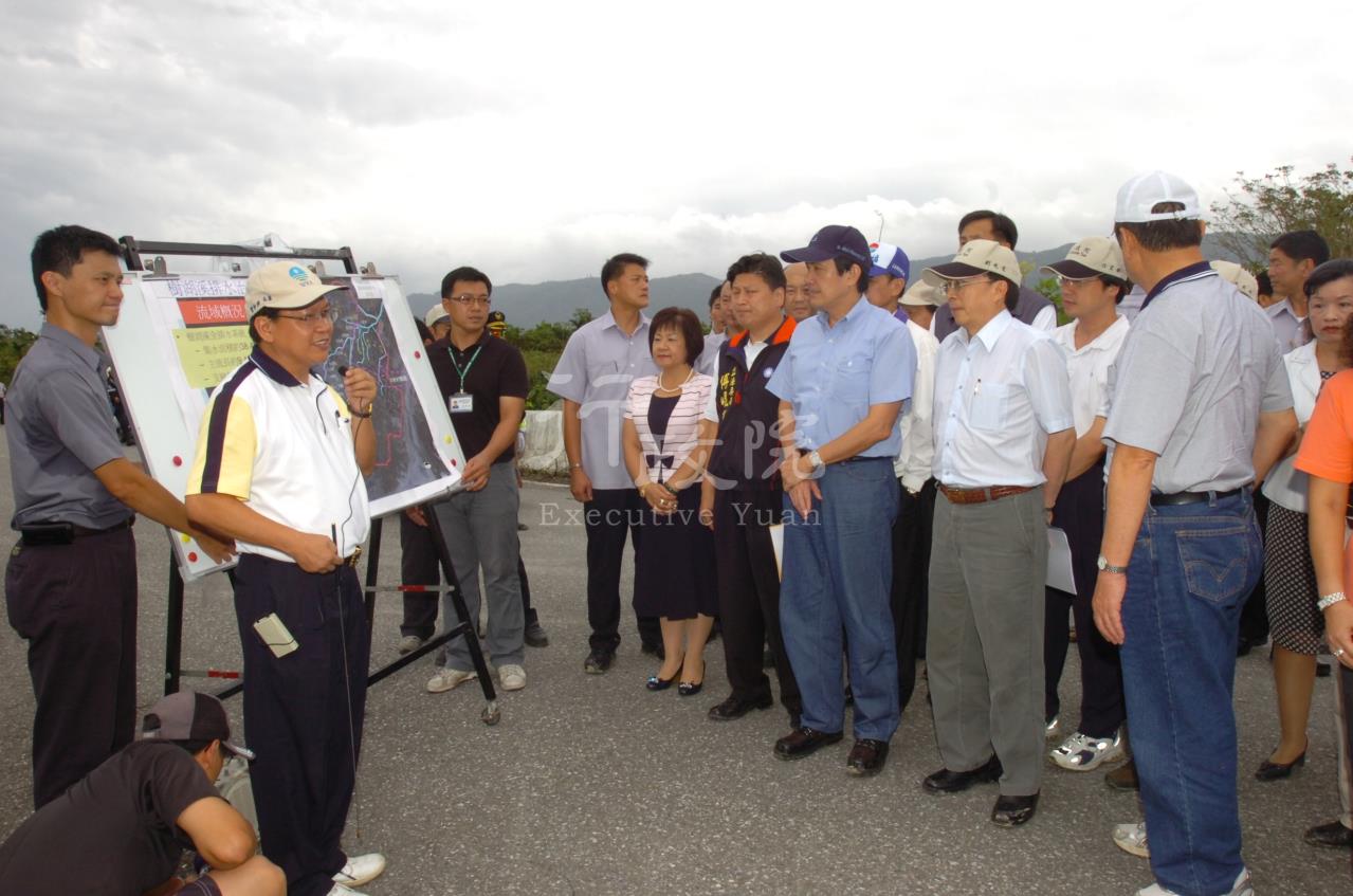 劉兆玄院長陪同馬總統視察樹湖溪吉利橋淹水情形及整治方案 共2張 　共2張