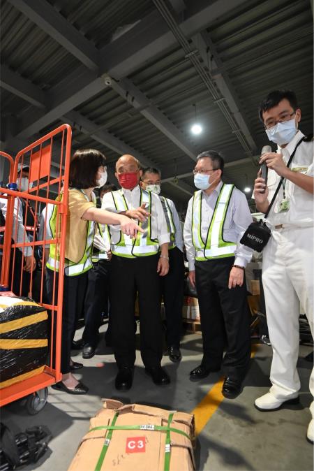 2021年8月31日行政院長蘇貞昌視察臺北港貨物通關作業流程S__148267044