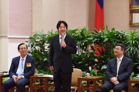 1071025行政院長賴清德接見金商獎中外得獎企業及相關獎項得獎單位_S__50421879 　共5張