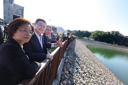 2025年1月4日行政院長卓榮泰出席「烏溪鳥嘴潭人工湖工程計畫 - 湖區工程竣工典禮」。