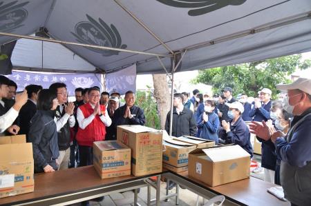 2025年1月21日行政院長卓榮泰視察楠西老人文康中心收容情形與楠西民房受損情形。
