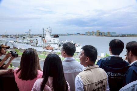 2025年7月15日行政院長卓榮泰視察高雄興達港海巡基地碼頭整建及浚深工程 　共4張