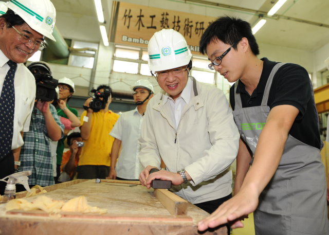 江揆訪視屏東科大、內埔農工及高雄餐旅大學  關心與重視技職教育發展 　共1張