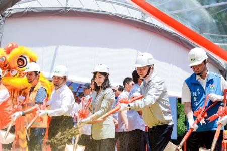 2025年8月18日行政院長卓榮泰出席國道1號增設造橋交流道工程祈福動土典禮。 　共7張