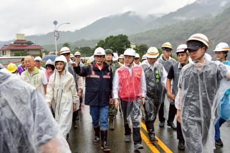 2025年8月4日行政院長卓榮泰視察台20線79k道路修復情形　共8張