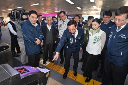 2024年3月12日行政院副院長鄭文燦視察桃園機場捷運及TPASS使用情況_240312_1_0 　共7張