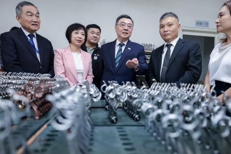 2025年10月23日行政院長卓榮泰參訪瑞麗刀剪公司 　共6張