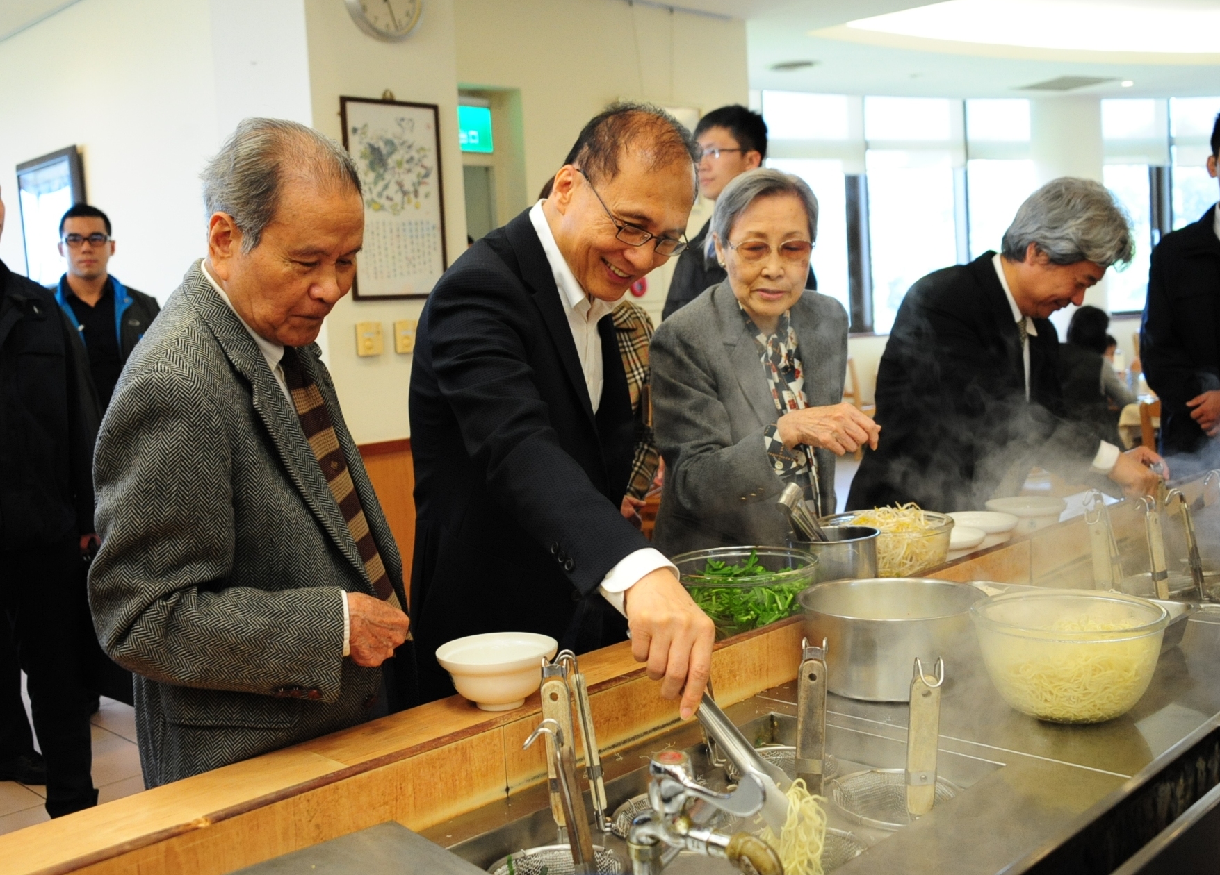 林揆：積極打造全國長照體系及健康產業發展環境　共5張