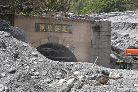 行政院長卓榮泰視察「匯德隧道北口 (石公溪土石流災害 )公路搶修暨西小清水溪橋緊急復原工程」