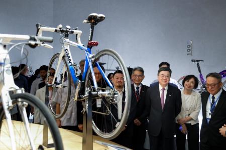 2025年9月5日行政院長卓榮泰參訪巨大公司並與自行車業者交流座談會 　共9張