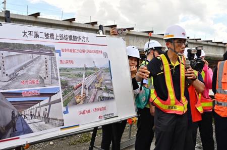 2024年10月26日行政院長卓榮泰視察花東地區鐵路雙軌電氣化計畫。　共10張