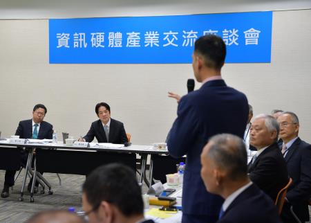 2018年4月24日行政院長賴清德參訪台達電暨出席出席院長與資訊硬體產業交流座談會　共3張